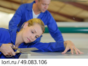 woman cutting. Стоковое фото, агентство Ingram Publishing / Фотобанк Лори