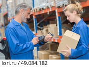 Man using handsfree computer and scanner on parcel. Стоковое фото, агентство Ingram Publishing / Фотобанк Лори
