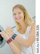 Girl modeling bracelets. Стоковое фото, агентство Ingram Publishing / Фотобанк Лори