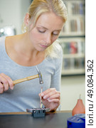 Woman replacing a watch strap. Стоковое фото, агентство Ingram Publishing / Фотобанк Лори