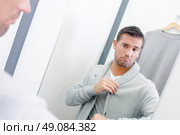 Man trying some clothes on. Стоковое фото, агентство Ingram Publishing / Фотобанк Лори