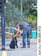 Man training dog. Стоковое фото, агентство Ingram Publishing / Фотобанк Лори