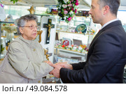 Undertaker shaking hand of elderly lady. Стоковое фото, агентство Ingram Publishing / Фотобанк Лори
