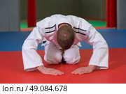 Martial artist bowing before a match. Стоковое фото, агентство Ingram Publishing / Фотобанк Лори