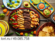 Mexican combo beef and chicken fajitas with shrimp. Стоковое фото, агентство Ingram Publishing / Фотобанк Лори