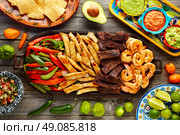 Mexican combo beef and chicken fajitas with shrimp. Стоковое фото, агентство Ingram Publishing / Фотобанк Лори