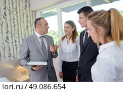 Supervisor talking to hotel personnel. Стоковое фото, агентство Ingram Publishing / Фотобанк Лори