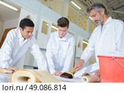 three men in white. Стоковое фото, агентство Ingram Publishing / Фотобанк Лори