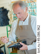 Cobbler mending shoe. Стоковое фото, агентство Ingram Publishing / Фотобанк Лори