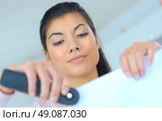 Woman stapling documents. Стоковое фото, агентство Ingram Publishing / Фотобанк Лори