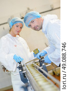 Two operatives working on a conveyor line. Стоковое фото, агентство Ingram Publishing / Фотобанк Лори