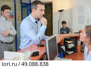 inquiry in the front desk. Стоковое фото, агентство Ingram Publishing / Фотобанк Лори