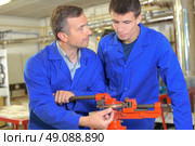 men in the workshop. Стоковое фото, агентство Ingram Publishing / Фотобанк Лори