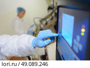 Factory operative using computer. Стоковое фото, агентство Ingram Publishing / Фотобанк Лори