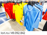 Стильная спортивная одежда Puma. Фирменные футболки Puma на вешалке в магазине одежды. Редакционное фото, фотограф FotograFF / Фотобанк Лори