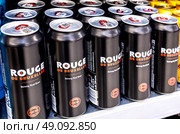 Rouge de Bruxelles Бельгийское алкогольное пиво на полке в супермаркете. Алкогольные напитки и крепкие напитки. Редакционное фото, фотограф FotograFF / Фотобанк Лори