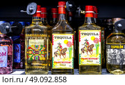 Распродажа текилы Panchitos Gold на полке в супермаркете. Бутилированные алкогольные напитки. Редакционное фото, фотограф FotograFF / Фотобанк Лори