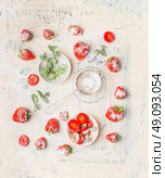 Flat lay of strawberries , powdered sugar and  mint leaves on white shabby chic wooden background, top view. Стоковое фото, агентство Ingram Publishing / Фотобанк Лори