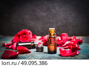 Roses essential oil for cosmetic products, aromatherapy treatment , spa or wellness. Стоковое фото, агентство Ingram Publishing / Фотобанк Лори