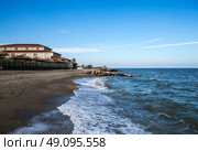 Песчаный пляж и отель «Sun Resort» на первой линии Бердянской Косы на побережье Азовского моря. Бердянск. Запорожская область. Стоковое фото, фотограф Сергей Афанасьев / Фотобанк Лори