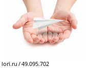 Paperplane hovering over hands. Стоковое фото, агентство Ingram Publishing / Фотобанк Лори