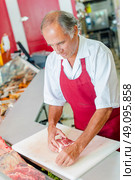 Preparing meat for a customer. Стоковое фото, агентство Ingram Publishing / Фотобанк Лори