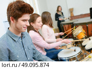 Percussion lesson. Стоковое фото, агентство Ingram Publishing / Фотобанк Лори