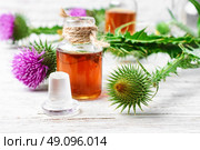 Flower and burdock extract. Стоковое фото, агентство Ingram Publishing / Фотобанк Лори
