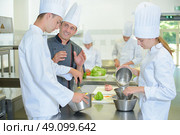 chef giving out instructions. Стоковое фото, агентство Ingram Publishing / Фотобанк Лори