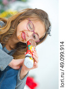 Greedy little girl eating chocolate. Стоковое фото, агентство Ingram Publishing / Фотобанк Лори