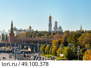 Вид на Московский Кремль, Большой Кремлевский дворец и колокольню Иван Великий из парка Зарядье солнечным осенним  днем. Стоковое фото, фотограф Лариса Гордеева / Фотобанк Лори