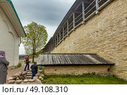 Каменная крепостная стена Изборской крепости и вход к тайному лазу ("тайный лаз к воде") (2022 год). Редакционное фото, фотограф Владимир Шипикин / Фотобанк Лори