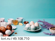 Eggsquisite Morn: A Table Set With Glistening Plates of Sunny-side Up Eggs and Steaming Cups of Coffee. Стоковое AI-изображение, AI-художник Данила Большаков / Фотобанк Лори
