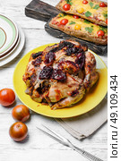 Roasted whole chicken. Lunch dish with roasted carcass of chicken in plum sauce. Стоковое фото, агентство Ingram Publishing / Фотобанк Лори