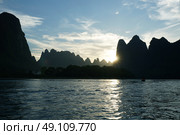Sunset landscape of river Li and mountain, Guilin, China. Стоковое фото, агентство Ingram Publishing / Фотобанк Лори