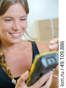 Lady electronically signing to receive a parcel. Стоковое фото, агентство Ingram Publishing / Фотобанк Лори