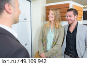 Couple loooking around a materials showroom. Стоковое фото, агентство Ingram Publishing / Фотобанк Лори
