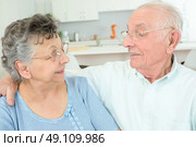 Elderly couple having a cuddle. Стоковое фото, агентство Ingram Publishing / Фотобанк Лори