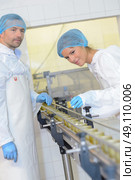 Man and woman working on factory production line. Стоковое фото, агентство Ingram Publishing / Фотобанк Лори