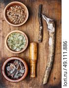 Medicinal plants,herbs in the bowl and elecampane root. Стоковое фото, агентство Ingram Publishing / Фотобанк Лори
