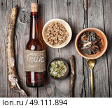 drug elecampane root. medicinal tincture from the root of elecampane in glass bottle. Стоковое фото, агентство Ingram Publishing / Фотобанк Лори