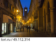 People on street at night, Piazza Della Repubblica, Orvieto, Terni Province, Umbria, Italy. Стоковое фото, агентство Ingram Publishing / Фотобанк Лори