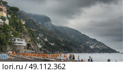 Tourists on beach, Positano, Amalfi Coast, Salerno, Campania, Italy. Стоковое фото, агентство Ingram Publishing / Фотобанк Лори