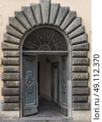 Architectural detail of doorway of a building, Orvieto, Terni Province, Umbria, Italy. Стоковое фото, агентство Ingram Publishing / Фотобанк Лори