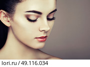 Beautiful woman face. Perfect makeup. Beauty fashion. Eyelashes. Cosmetic Eyeshadow. Highlighting. Стоковое фото, агентство Ingram Publishing / Фотобанк Лори