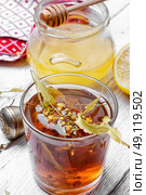 Linden herbal tea. Antiviral Linden tea with honey and lemon. Стоковое фото, агентство Ingram Publishing / Фотобанк Лори