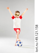 Cute little man playing football. Стоковое фото, агентство Ingram Publishing / Фотобанк Лори