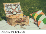Picnic Basket With Fruits, Orange Juice, Croissants And No Bake Blueberry And Strawberry Jam Cheesecake. Стоковое фото, агентство Ingram Publishing / Фотобанк Лори