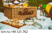 Picnic Basket With Fruits, Orange Juice, Croissants, Quesadilla And No Bake Blueberry And Strawberry Jam Cheesecake. Стоковое фото, агентство Ingram Publishing / Фотобанк Лори