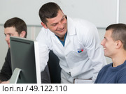 teacher and students during informatics class. Стоковое фото, агентство Ingram Publishing / Фотобанк Лори